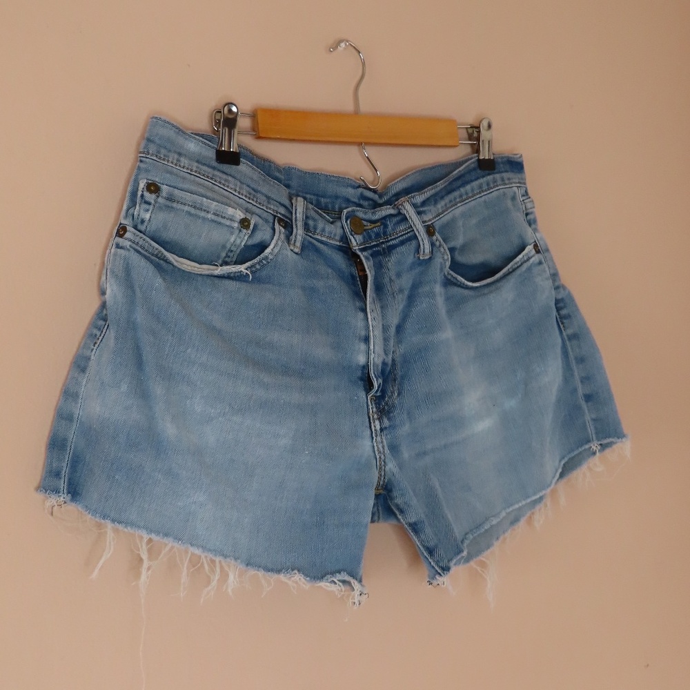💙 Levi | Light Wash Denim Shorts | Size 36W 34L | Vintage Fit